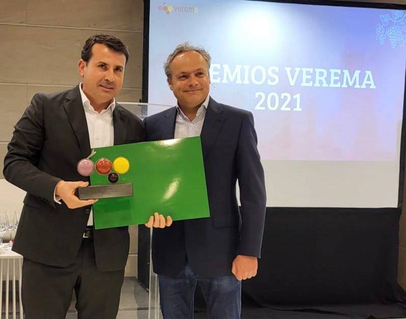 Pablo Ossorio recoge el premio de manos del presidente de Verema, Juan Such