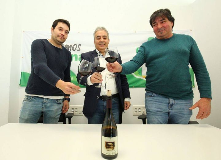 El director general de Asprona Bierzo, Valentín Barrio (C), junto a los responsables de la bodega 13 Viñas, Julio Calvo (I), y Jesús Alcaide (D), durante la presentación del proyecto Aspronawine. / C. Sánchez