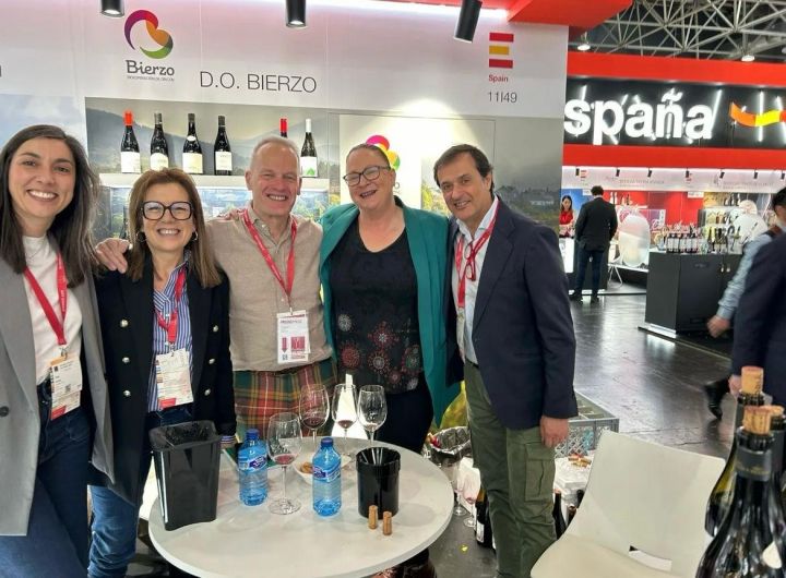 Tim Atkin visitando el stand de la DO Bierzo en la ProWein